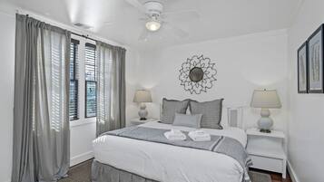 2 quartos, escrivaninha, ferros/tábuas de passar roupa, berço de viagem