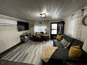 Een smart-tv en een open haard