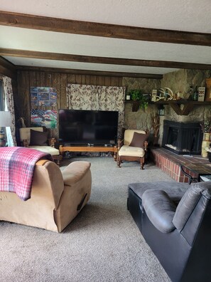 Smart TV, video games, DVD player, books - Hot tub fun,  warm up by the fire pit, after a long day of all day play!  (Collbran)
