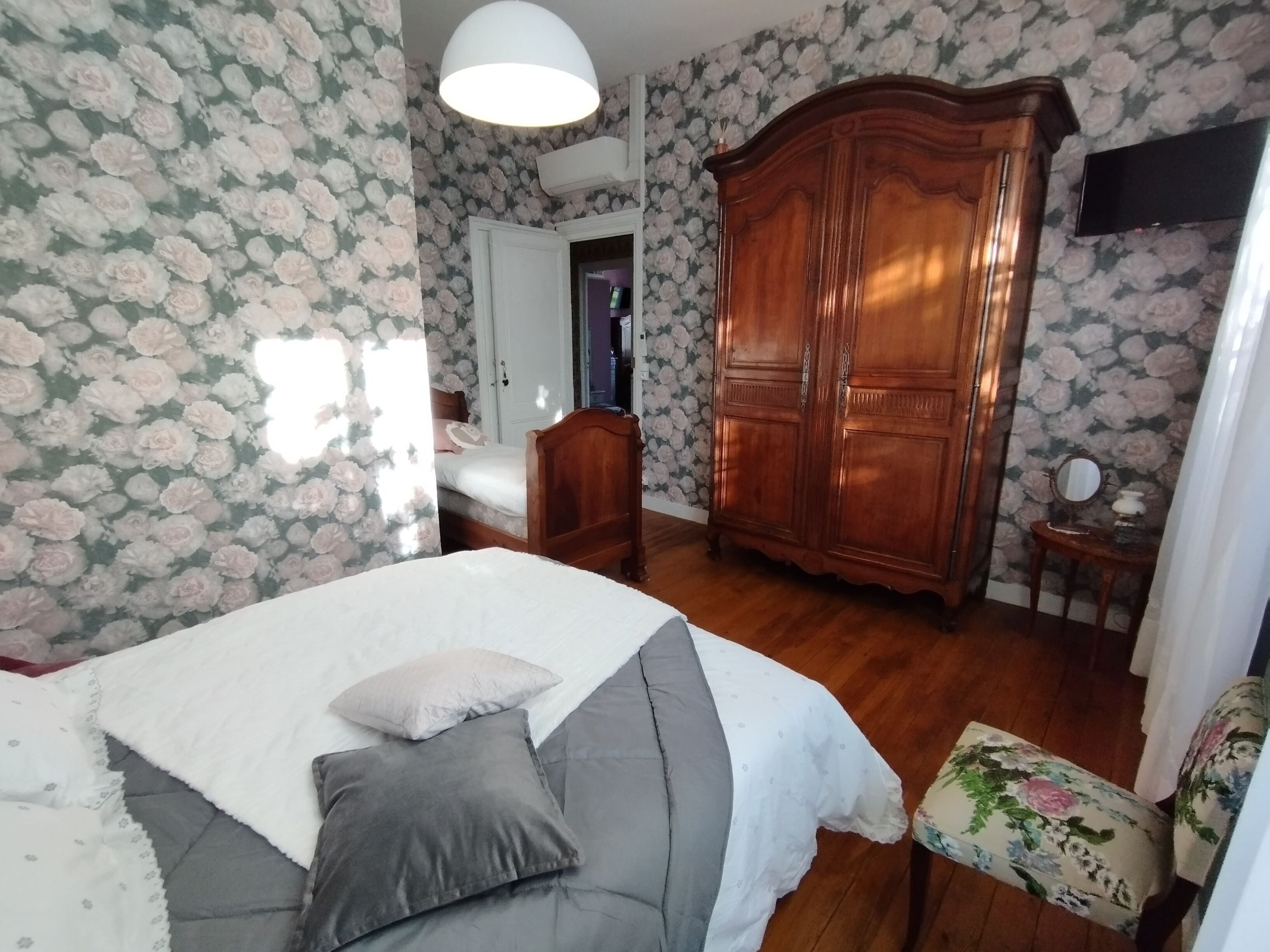 3 室のベッドルーム、アイロン / アイロン台、WiFi、ベッドシーツ