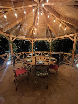 Outdoor dining - Villa CARLA: Contemporary country house with private pool (Bédarrides)