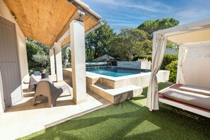 Outdoor pool, a heated pool - Villa CARLA: Contemporary country house with private pool (Bédarrides)
