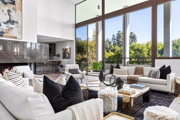 TV, fireplace, offices - This house is a 4 bedroom(s), 4.5 bathrooms, located in Beverly Hills, CA. (Beverly Hills)