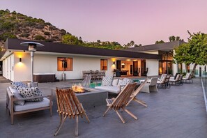 Terrace/patio - This house is a 4 bedroom(s), 4.5 bathrooms, located in Beverly Hills, CA. (Beverly Hills)