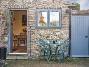 Outdoor dining - The Old Butcher's Shop (Wereham, near King&rsquo;s Lynn)