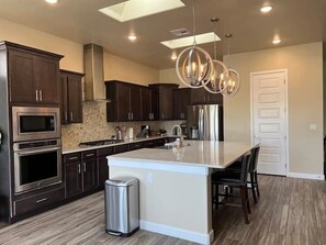 Fridge, microwave, oven, stovetop - Purple Sage Garden Retreat (Las Cruces)