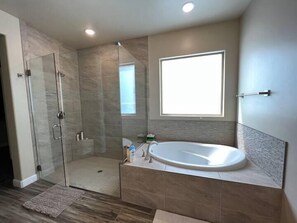 Badewanne, Haartrockner, Handtücher
