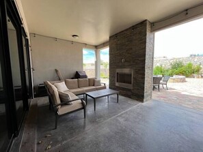 Televisión y chimenea 