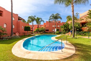 Pool - Alvarito Playa | Beach Apartment in Marbella (Marbella)
