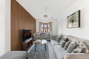 Smart TV - Spacious House in Prime Location • Driveway Parking • Smart TVs • Fast WiFi (Milton Keynes)