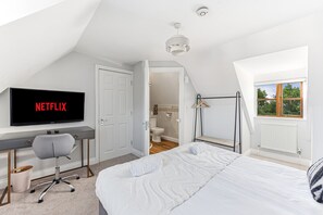 4 bedrooms, desk, iron/ironing board, travel crib