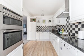 Fridge, microwave, oven, stovetop - Spacious House in Prime Location • Driveway Parking • Smart TVs • Fast WiFi (Milton Keynes)