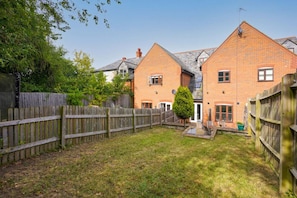 Exterior - Loughton House • Prime Location • Driveway Parking • Smart TVs • Super-Fast WiFi • Yoko Property (Milton Keynes)