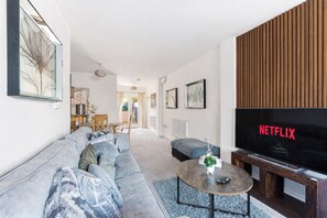 Smart TV - Spacious House in Prime Location • Driveway Parking • Smart TVs • Fast WiFi (Milton Keynes)