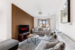 Smart TV - Spacious House in Prime Location • Driveway Parking • Smart TVs • Fast WiFi (Milton Keynes)