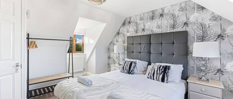 4 soverom, skrivebord, strykejern/-brett og reiseseng for barn