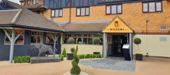 Spacious House in Prime Location • Driveway Parking • Smart TVs • Fast WiFi