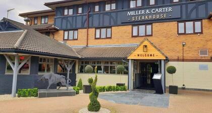 Spacious House in Prime Location • Driveway Parking • Smart TVs • Fast WiFi