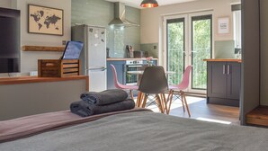 Une cuisine moderne équipée d’un réfrigérateur, d’une cuisinière et d’un coin repas avec des chaises.