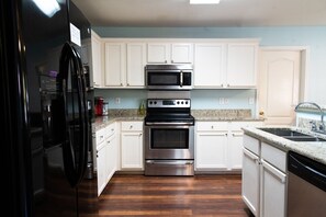 Kjøleskap, mikrobølgeovn, ovn og kokeplater