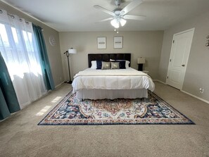 3 soverom, skrivebord, strykejern/-brett og reiseseng for barn