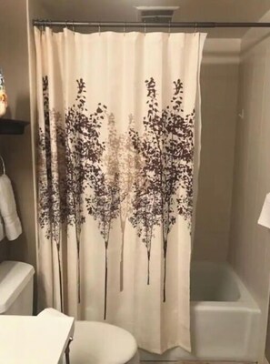 Duschwanne, Haartrockner, Bidet, Handtücher