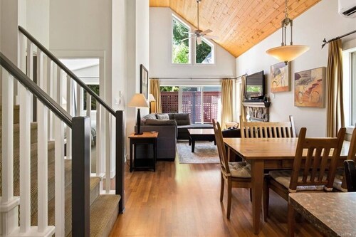 Fairwinds Cottage - Vancouver Island Getaway