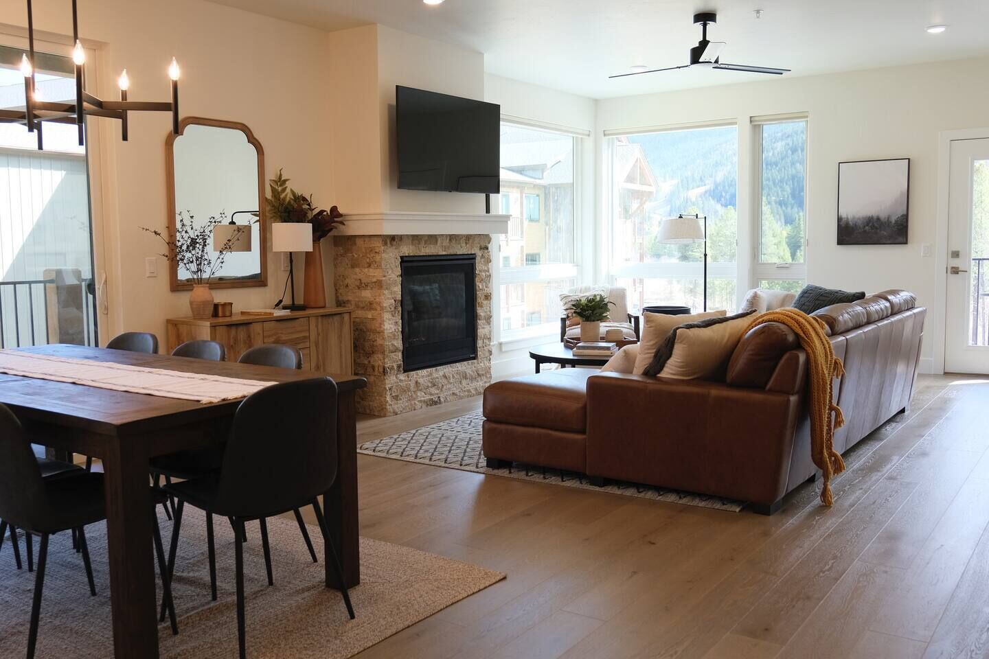 Smart TV, fireplace, stereo