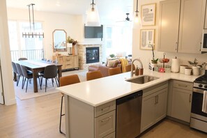Fridge, microwave, oven, stovetop - Luxury Keystone Condo with Mountain Views (Keystone)