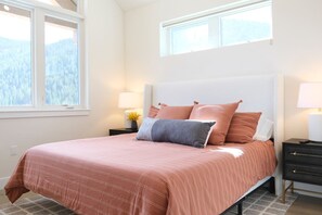 3 bedrooms, iron/ironing board, travel crib, free WiFi