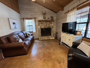 Smart TV y chimenea 