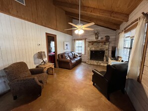 Smart TV, fireplace - Newly Renovated Rustic Cabin at the Frio (Concan)