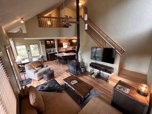 Smart TV, fireplace, books, stereo - Breck Cabin - Private Hot Tub! Close to Breck! Views! (Breckenridge)