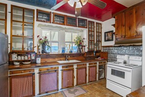 Fridge, microwave, oven, stovetop - Carriage Inn - Cottage (Bandera)