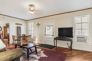 Interior - Carriage Inn - Cottage (Bandera)