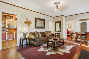 TV, fireplace - Carriage Inn - Cottage (Bandera)