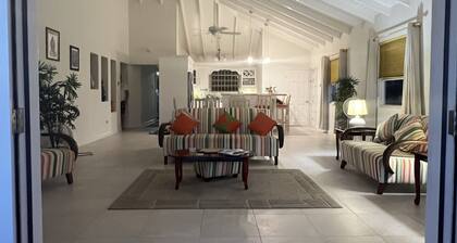 Spacious, modern and well-situated residence - 5mins walk to the beach!