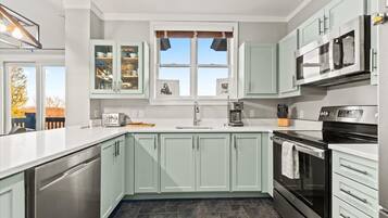 冰箱、微波炉、烤箱、炉灶