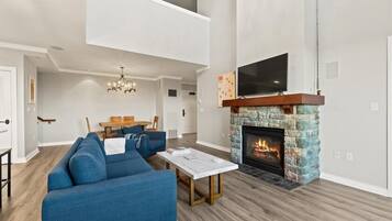 TV connectée, cheminée, jeux vidéo