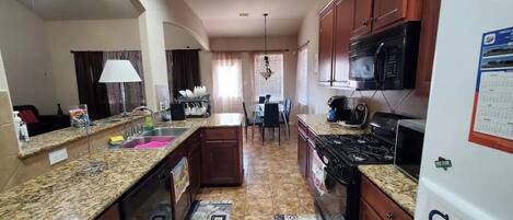 Kühlschrank, Mikrowelle, Wasserkocher mit Kaffee-/Teezubehör, Esstisch