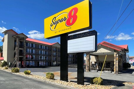 Super 8 By Wyndham Pigeon Forge Downtown - Image 4