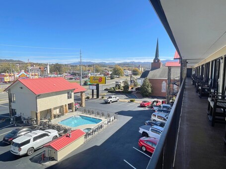 Super 8 By Wyndham Pigeon Forge Downtown - Image 17