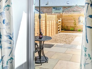 Outdoor dining - The Hayloft - UK40092 (Raglan)