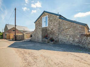 Exterior - The Hayloft - UK40092 (Raglan)