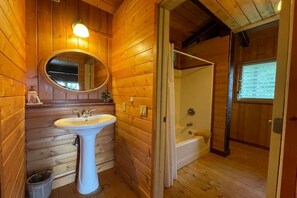 Shower, hair dryer, towels, soap - Stay in Hana Upstairs (Hana)