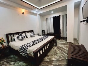 Ein Schlafzimmer mit einem Bett, einem Nachttisch und einem kleinen Tisch mit Stühlen.