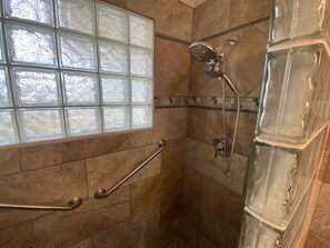 Shower, hair dryer, bidet, towels