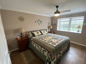 5 bedrooms, desk, iron/ironing board, free WiFi - Fish Camp - Backyard Caney Creek Fishing -  7.5 Miles from the Gulf (Bay City)