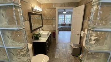 Dusche, Haartrockner, Bidet, Handtücher