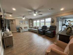 Una Smart TV, libros, una pantalla de ordenador, una impresora